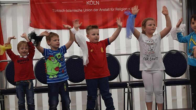 Der Kindergarten Farbenfroh zeigt den "Körperteile-Blues". Foto: Daniela Pondelicek