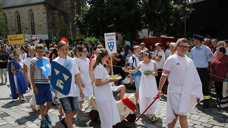 Die Burgfräulein und Ritter aus der Klasse 7a des Arnold-Gymnasiums liefen der Delegation aus Neustadt am Kocher voraus. Foto: Michael Stelzner