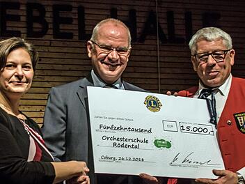 Freuen sich über eine 15000 Euro-Spende aus der Hand von Lions Club Coburg-Präsident Michael Knörnschild (Mitte): Melanie Schauer als Leiterin der Orchester und Gerhard Eller als Vorsitzender des Vereins Orchesterschule Rödental.Joch Berger