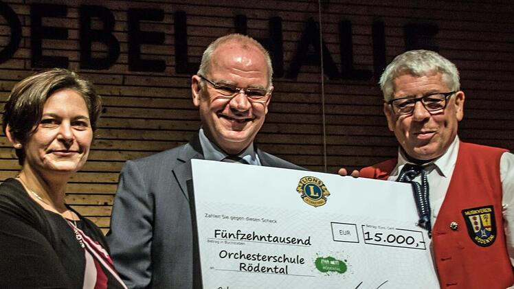 Freuen sich über eine 15000 Euro-Spende aus der Hand von Lions Club Coburg-Präsident Michael Knörnschild (Mitte): Melanie Schauer als Leiterin der Orchester und Gerhard Eller als Vorsitzender des Vereins Orchesterschule Rödental.Joch Berger
