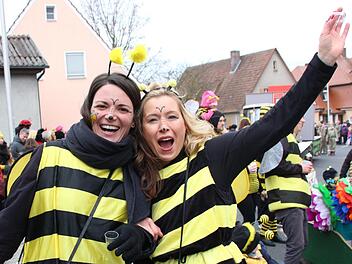 Nicht vom Artensterben bedroht: Bienen mit Honiglikör und guter Laune. Foto: Benedikt Borst