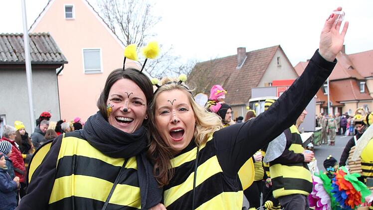 Nicht vom Artensterben bedroht: Bienen mit Honiglikör und guter Laune. Foto: Benedikt Borst