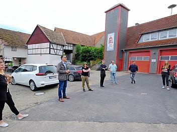 Der Gemeinderat Wartmannsroth besichtigte den Dorfplatz in Völkersleier heuer schon im Juni. Archivfoto: Gerd Schaar