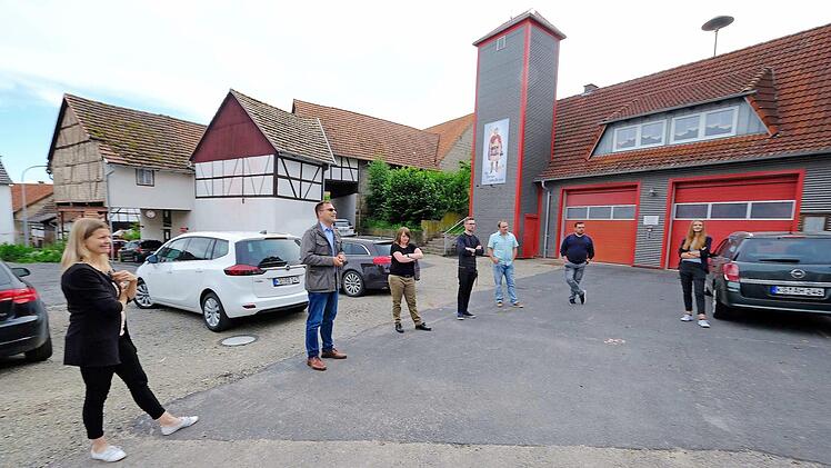 Der Gemeinderat Wartmannsroth besichtigte den Dorfplatz in Völkersleier heuer schon im Juni. Archivfoto: Gerd Schaar