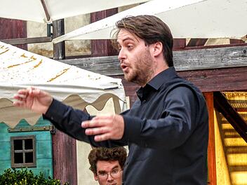 Daniel Carter dirigierte das Serenadenkonzert zum Ausklang der Sommerfestspiele im Coburger Hofgarten.Foto_ Jochen Berger