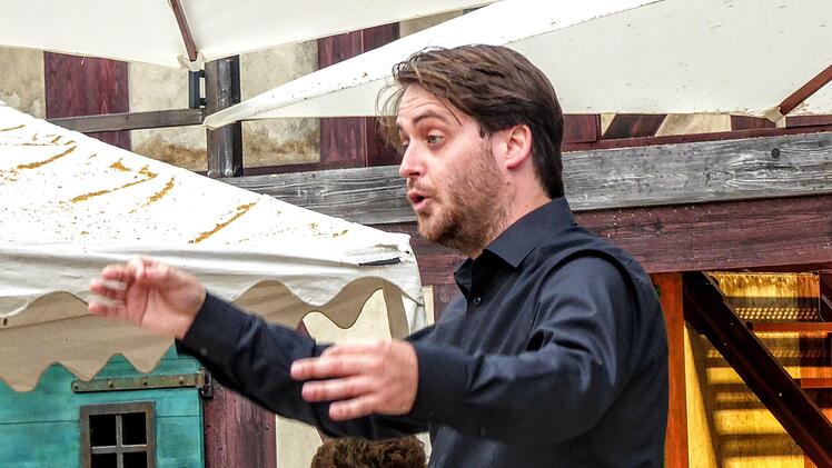 Daniel Carter dirigierte das Serenadenkonzert zum Ausklang der Sommerfestspiele im Coburger Hofgarten.Foto_ Jochen Berger