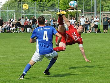 Äußerst gelenkig: Jan Blasek von der SG Bad Bocklet/Aschach zeigt gegen die SG Arnshausen, dass er auch noch Seitfallzieher draufhat. Die Gäste sicherten dank eines 1:0-Sieges den Platz in der Aufstiegsrelegation zur Kreisklasse ab.  Foto: ssp