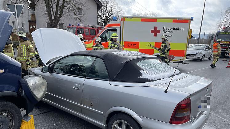 Kleintransporter und Auto stoßen im Kreuzungsbereich zusammen