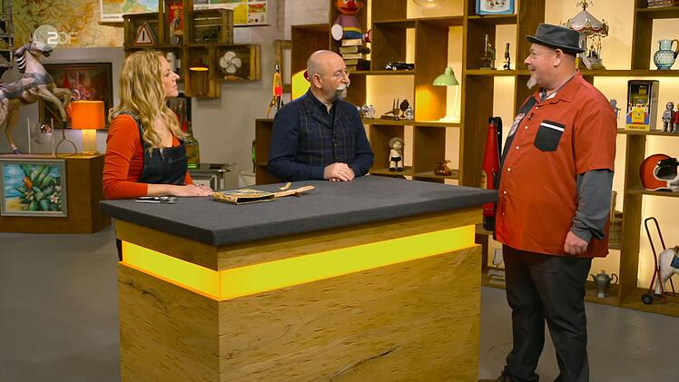 "Ein Papierflieger", glaubte Horst Lichter zu erkennen. "Papier würde ich noch mal überdenken", so Expertin Annika Raßbach. Abgesehen davon lag der Moderator richtig. Das Flugspielzeug von 1931 brachte Christian aus Hamburg mit.