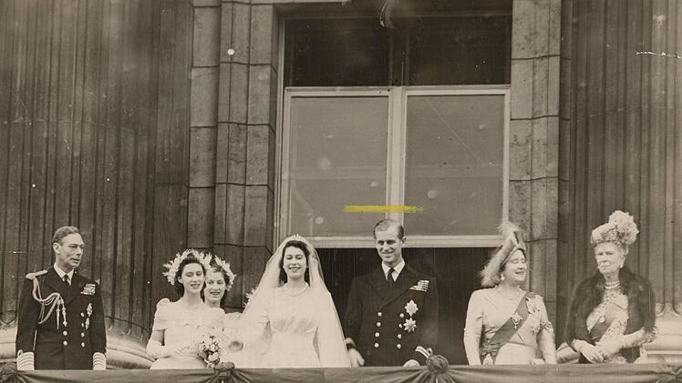 Nach der Hochzeit mit Prinz Philip 1947 begann f&uuml;r Prinzessin Elizabeth eine unbeschwerte Zeit, die nach dem Tod ihres Vaters ein j&auml;hes Ende fand.