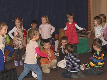 An die Väter wurde bei einem Tanzlied gedacht "Bussi für Papa", lautete der Titel. Foto: Geiling