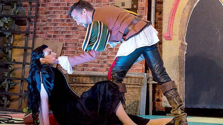 Lenneke Willemsen als Katharina und Dirk Mestmacher als Petruchio.