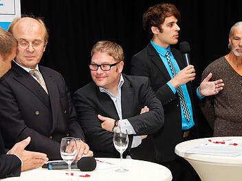 Sebastian Herter (2. v. r.) stellt seine Position klar. Helmut Wesolek (r.) hört gespannt zu. Ob die "Ampelkoalition" (v. l.) Jürgen Baumgärtner, Ralf Pohl und Björn Cukrowski dem Freien Wähler zustimmen oder eine Alternative formulieren wird? Foto: Matthias Hoch