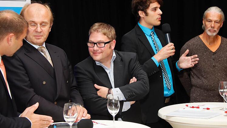 Sebastian Herter (2. v. r.) stellt seine Position klar. Helmut Wesolek (r.) hört gespannt zu. Ob die "Ampelkoalition" (v. l.) Jürgen Baumgärtner, Ralf Pohl und Björn Cukrowski dem Freien Wähler zustimmen oder eine Alternative formulieren wird? Foto: Matthias Hoch