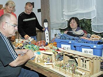 Letzte Vorbereitungen für den Seßlacher Adventsbasar laufen derzeit im Hause von Hartmut und Petra Bohl (links). Unterstützt von Bohls Bruder Arno und seiner Frau Ulrike werden die handwerklichen Waren für den Stand der Kinderkrebshilfe etikettiert und ausgezeichnet. Alle Materialien wurden gespendet. Foto: Bettina Knauth