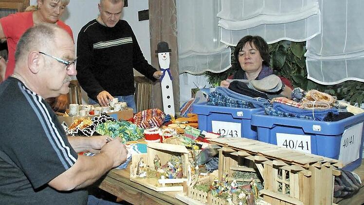 Letzte Vorbereitungen für den Seßlacher Adventsbasar laufen derzeit im Hause von Hartmut und Petra Bohl (links). Unterstützt von Bohls Bruder Arno und seiner Frau Ulrike werden die handwerklichen Waren für den Stand der Kinderkrebshilfe etikettiert und ausgezeichnet. Alle Materialien wurden gespendet. Foto: Bettina Knauth