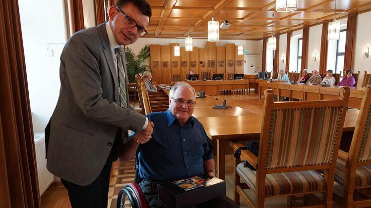 Armin Warmuth verabschiedet Uwe Schmidt (rechts).Foto: Arkadius Guzy