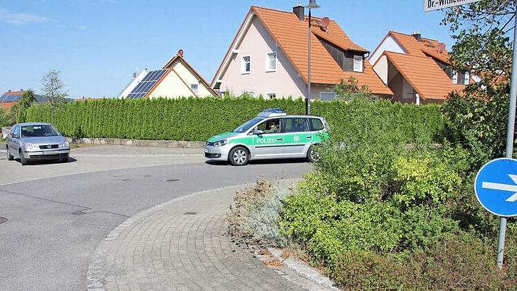 Da muss selbst die Polizei warten: Am Kreisel im Siedlungsgebiet Mannlehen gilt die Rechts-vor-links-Regelung - anders als in den Kreisverkehren in der Innenstadt. Das blaue Gebotsschilder weist den Weg rechts vorbei, was manche Verklehrsteilnehmer schlichtweg ignorieren und als "Geisterfahrer" die Abkürzung links herum nehmen. Fotos: Ralf Kestel