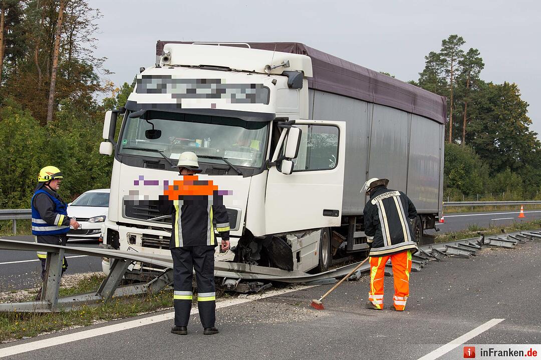 Lkw kracht nach Reifenplatzer auf A73 in Leitplanke