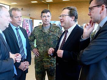 Landrat Thomas Bold (CSU), Oberregierungsrat Matthias Hümmler (BwDlz), Standortältester Oberst Hans Sahm, Martin Bauer (Leiter des Bundeswehr-Karrierecenters) und Bürgermeister Armin Warmuth (CSU) diskutieren über Berufschancen für Soldaten nach ihrem Dienst.  Foto: Gerd Schaar