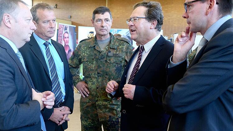 Landrat Thomas Bold (CSU), Oberregierungsrat Matthias Hümmler (BwDlz), Standortältester Oberst Hans Sahm, Martin Bauer (Leiter des Bundeswehr-Karrierecenters) und Bürgermeister Armin Warmuth (CSU) diskutieren über Berufschancen für Soldaten nach ihrem Dienst.  Foto: Gerd Schaar