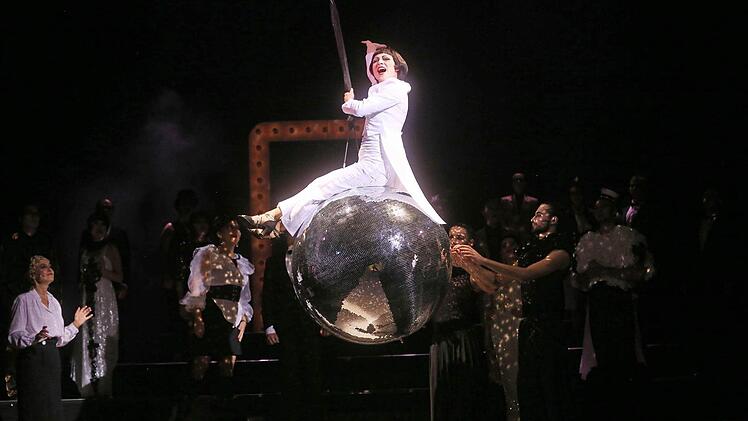 Szene aus "Ball im Savoy" am Landestheater CoburgFoto: Henning Rosenbusch