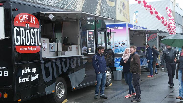 Vier Food-Trucks wurden für die Versorgung der hungrigen Gäste organisiert.