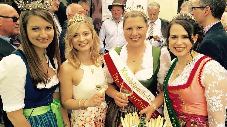 Die Produktköniginnen und Prinzessinnen (von links): Susanne Polz (bayerische Milchkönigin), Elisabeth Goger, Veronika Höfler (Knoblauchsländer Spargelprinzessin) und Helena Kreitmair (Hallertauer Vize-Hopfenkönigin)