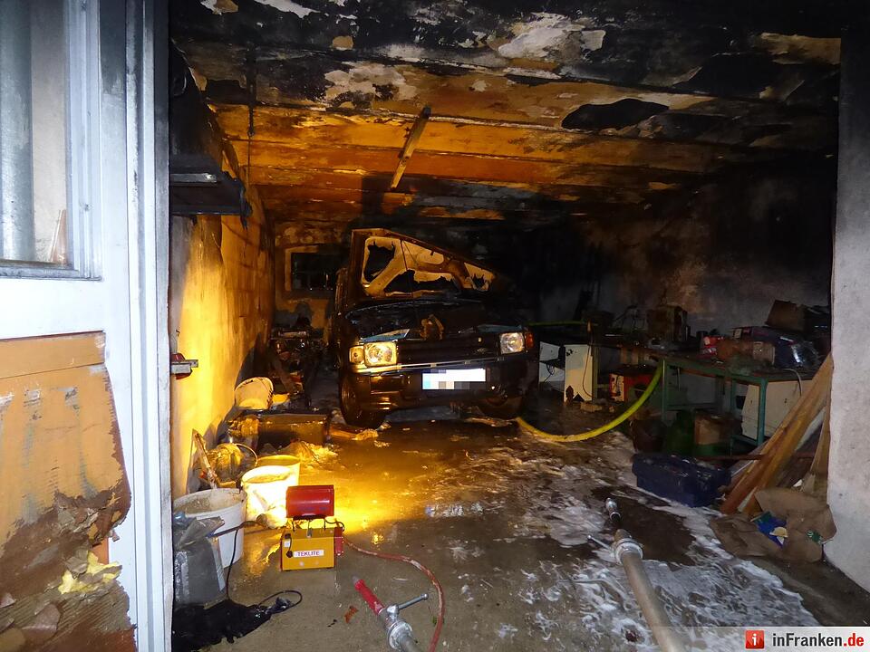 Feuer in Tüchersfeld: Auto in Flammen, Garage brennt aus