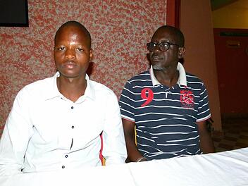 Fodé (links) würde gern übers Meer fliehen, Dieudonné hält das für verrückt.