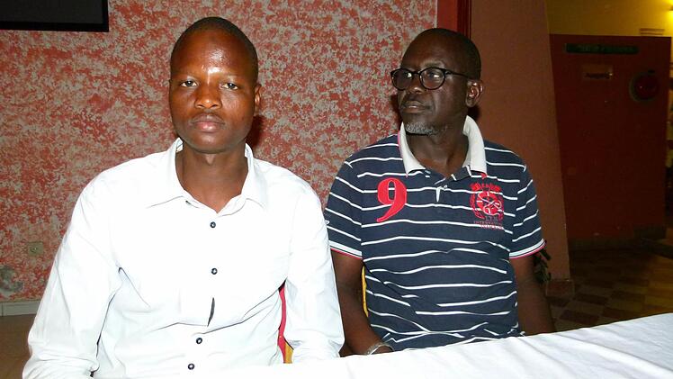 Fodé (links) würde gern übers Meer fliehen, Dieudonné hält das für verrückt.