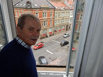 Sie verbindet den Pfisterberg mit dem Schönleinsplatz: Entsprechend viel befahren ist die Friedrichstraße. Anwohner wie Wolfgang Nagl ärgern sich vor allem über das nächtliche Lärmkonzert.   Foto: MW
