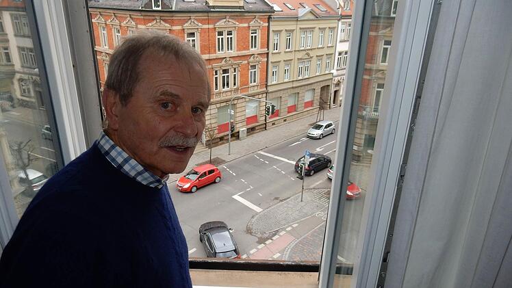 Sie verbindet den Pfisterberg mit dem Schönleinsplatz: Entsprechend viel befahren ist die Friedrichstraße. Anwohner wie Wolfgang Nagl ärgern sich vor allem über das nächtliche Lärmkonzert.   Foto: MW