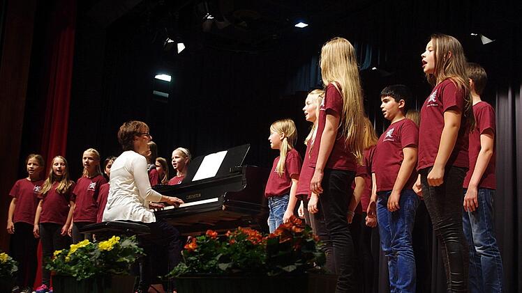 Urlaubsfeeling verbreitete die Chorklasse mit Auszügen aus dem Minimusical "Urlaubszeit".Foto: Heike Schülein
