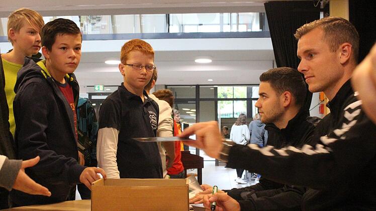 Der Andrang am Mittwoch war groß. Die Autogrammkarten reichten nicht aus. Yannick Hupfer