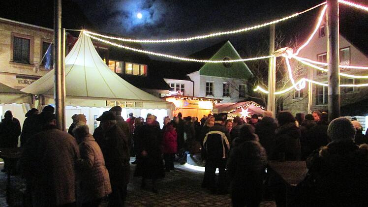 Die Eröffnung des Straßen-Adventskalenders lockte zahlreiche Besucher auf den weihnachtlich geschmückten Viehmarkt.Winfried Ehling
