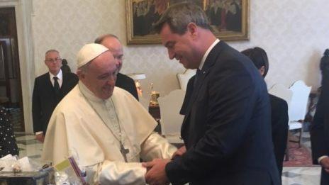 Papst Franziskus begr&uuml;&szlig;t Markus S&ouml;der (CSU), Ministerpr&auml;sident von Bayern im Vatikan. S&ouml;der ist in den Apostolischen Palast zu einer Privataudienz bei Papst Franziskus eingeladen, anschlie&szlig;end will er sich im Kloster Mater Ecclesiae mit Benedikt XVI. treffen. Foto: Marco Hadem/dpa