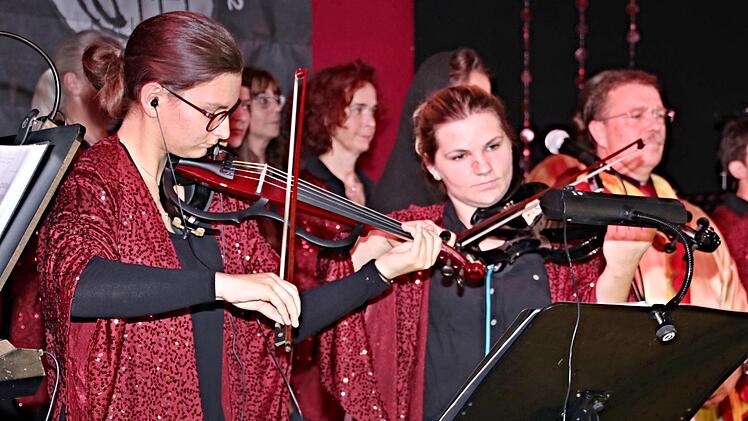 Violinenvirtuosen von "Praising People." Foto: Helmut Will