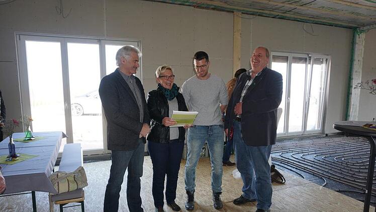 Große Freude bei der Übergabe des Fördermittelbescheides durch Walter Fürst vom Amt für Ernährung, Landwirtschaft und Forsten (rechts) an Günther Schmitt (links), Brigitte Schmidt und  André Keßler vom Stiftungsvorstand.Marion Eckert