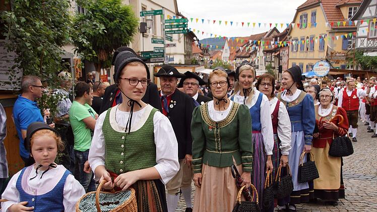 Viele andere Symbolfiguren des Festaufzuges gibt es inzwischen  nicht mehr, aber die Trachtengruppe des Haßbergvereins bleibt ein Blickfang.Sabine Weinbeer
