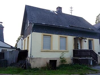 Das marode Wohnhaus wird abgerissen und das Anwesen Dorfplatz 7 in Wickendorf als Parkplatz neu gestaltet. Es entstehen sieben Stellflächen.Heike Schülein