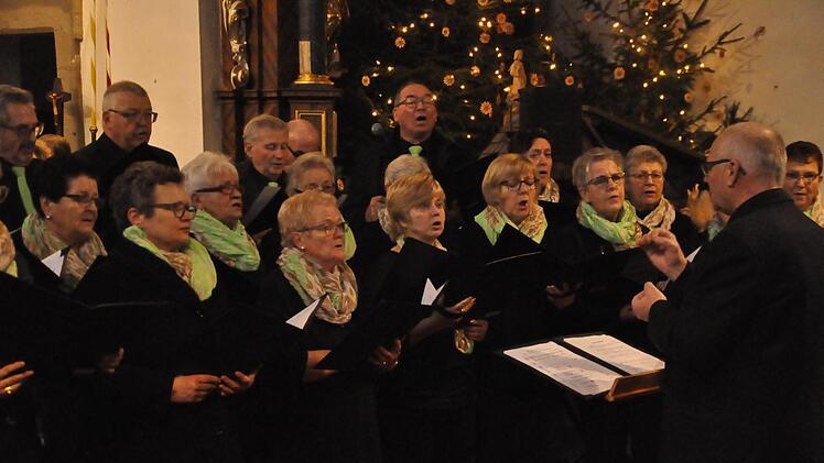 Die Sängervereinigung Burkardroth unter der musikalischen Leitung von Elmar Brehm bezauberte durch ihre mehrstimmigen Advents- und Weihnachtslieder. Foto: Peter Klopf