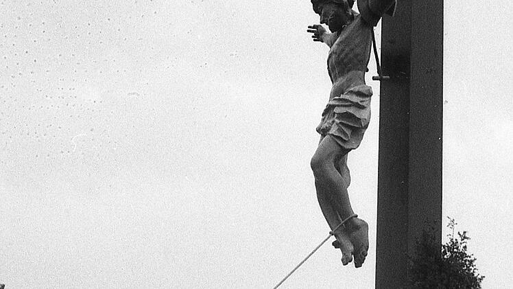 1989 unterzogen die Mitglieder des Elferrates der Kolpingsfamilie das Hohe Kreuz einer Generalsanierung. Archiv/Heike Beudert