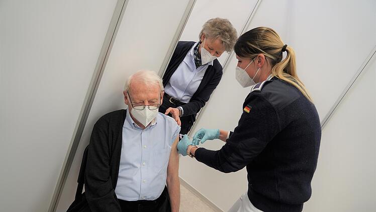 Stabsunteroffizier Jenny Sauer impft einen Senioren im Impfzentrum in Lebach.