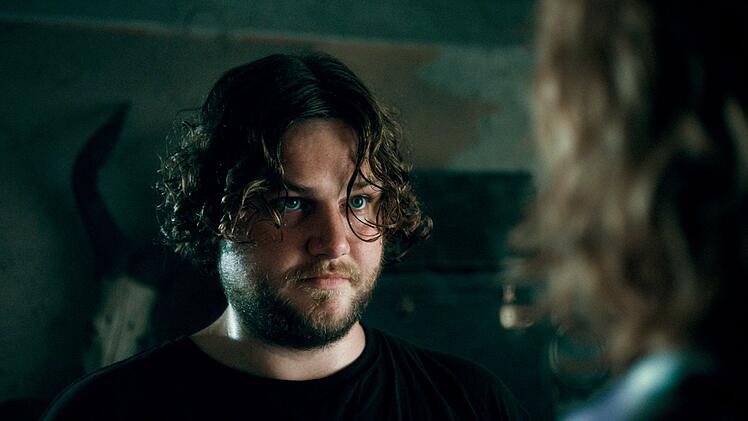 Nathalies Entführer Florian (Dominic Marcus Singer) entpuppt sich als extrem unberechenbar - und äußerst brutal.