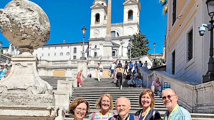 In Rom (von links): Birgit Henke, Nadja Planer, Kantor Dieter Blum, Dagmar H&uuml;fner und Stefan Raab. H&uuml;fner