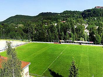 Der SV Bosporus würde gerne das frühere DVV-Gelände übernehmen. Die Stadt wäre einverstanden, wenn der Verein auch das Sportheim (links im Vordergrund) anmieten kann. Darüber wurde schon verhandelt, unterschrieben ist noch nichts. Foto: Volkmar Franke, Hochbilddesign/www.hochbild-design.de
