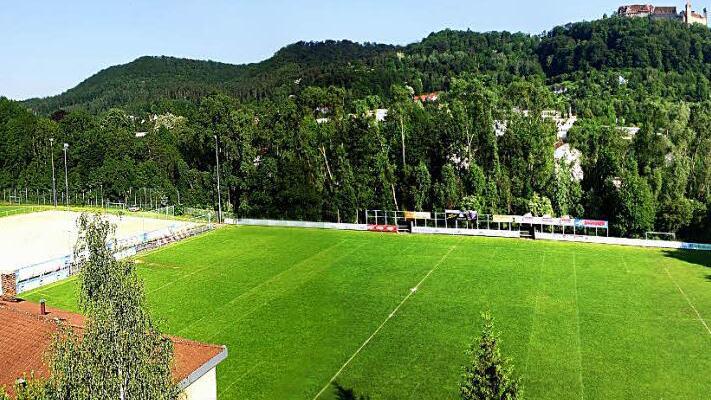 Der SV Bosporus würde gerne das frühere DVV-Gelände übernehmen. Die Stadt wäre einverstanden, wenn der Verein auch das Sportheim (links im Vordergrund) anmieten kann. Darüber wurde schon verhandelt, unterschrieben ist noch nichts. Foto: Volkmar Franke, Hochbilddesign/www.hochbild-design.de