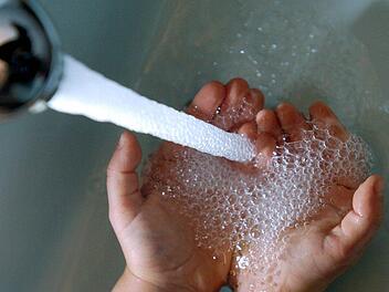 Bis auf weiteres muss das Trinkwasser in Vogtendorf abgekocht werden.  Beispielfoto: Patrick Pleul/dpa
