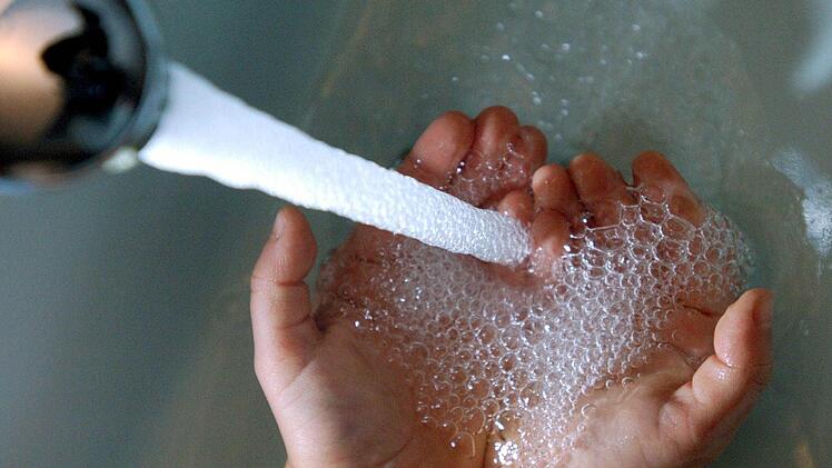 Bis auf weiteres muss das Trinkwasser in Vogtendorf abgekocht werden.  Beispielfoto: Patrick Pleul/dpa